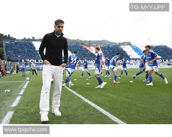 足球明星时尚风采解析经典穿搭与场外魅力的完美结合